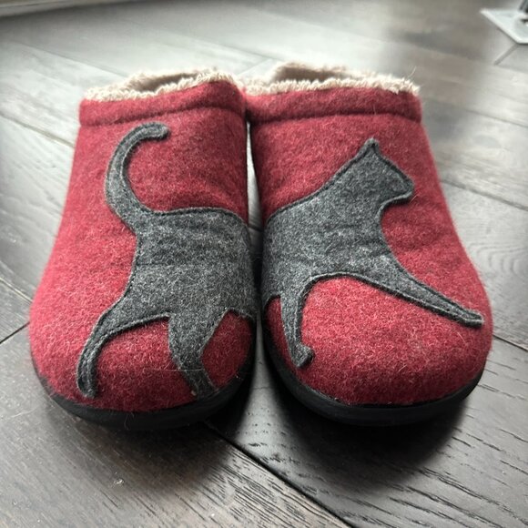 LL BEAN Women's Daybreak Scuffs Motif - Deepest Red/Charcoal Cat - Picture 2 of 8